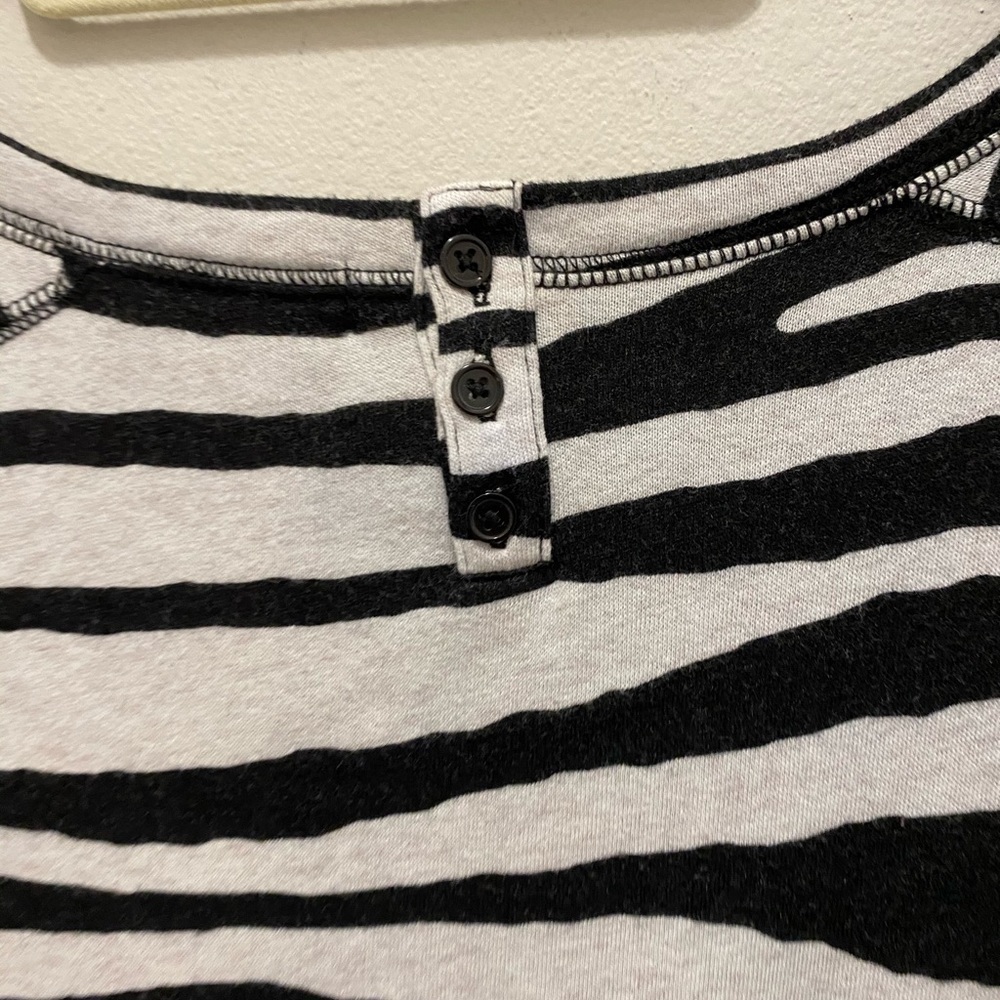 Sejour 1xl black and white striped long sleeve. Great fit - Picture 9 of 10